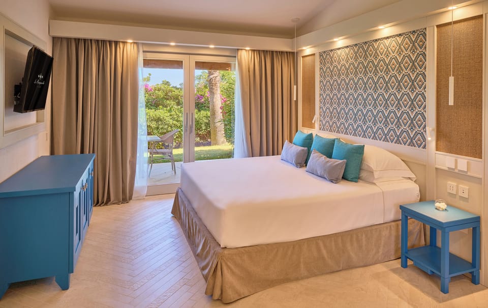 Deluxe Suite | In-room safe, laptop workspace, blackout drapes, free WiFi