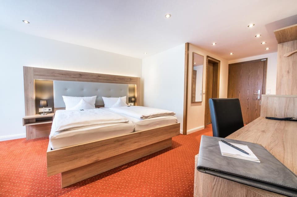 Double Room, 1 Double Bed, Non Smoking | Minibar, in-room safe, free WiFi, bed sheets