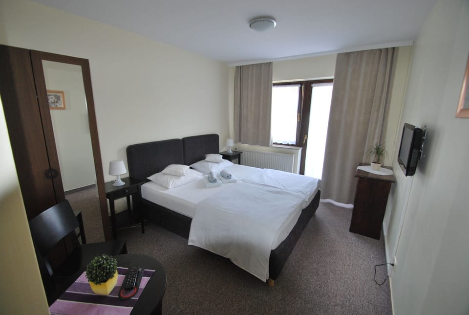 Desk, travel crib, rollaway beds, free WiFi