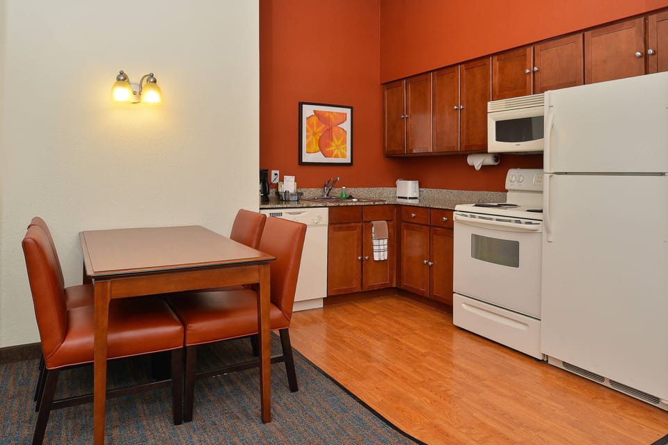 Coffee/tea maker, fridge, microwave, stovetop