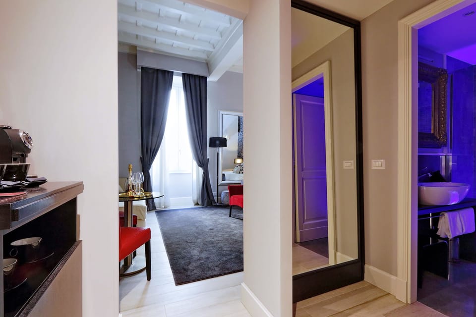 Junior Suite | Bathroom | Shower, free toiletries, hair dryer, bidet