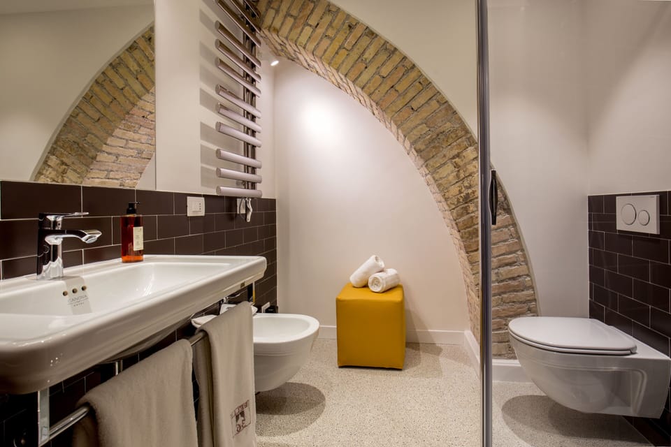 Luxury Apartment, 2 Bedrooms | Bathroom | Shower, free toiletries, hair dryer, slippers