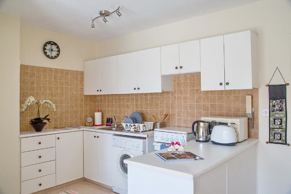 Comfort Apartment, 1 Bedroom, Balcony, Pool View (Shared pool) | Private kitchen | Fridge, microwave, oven, stovetop