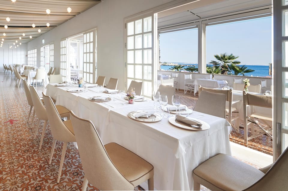 2 restaurants; breakfast, lunch, and dinner served