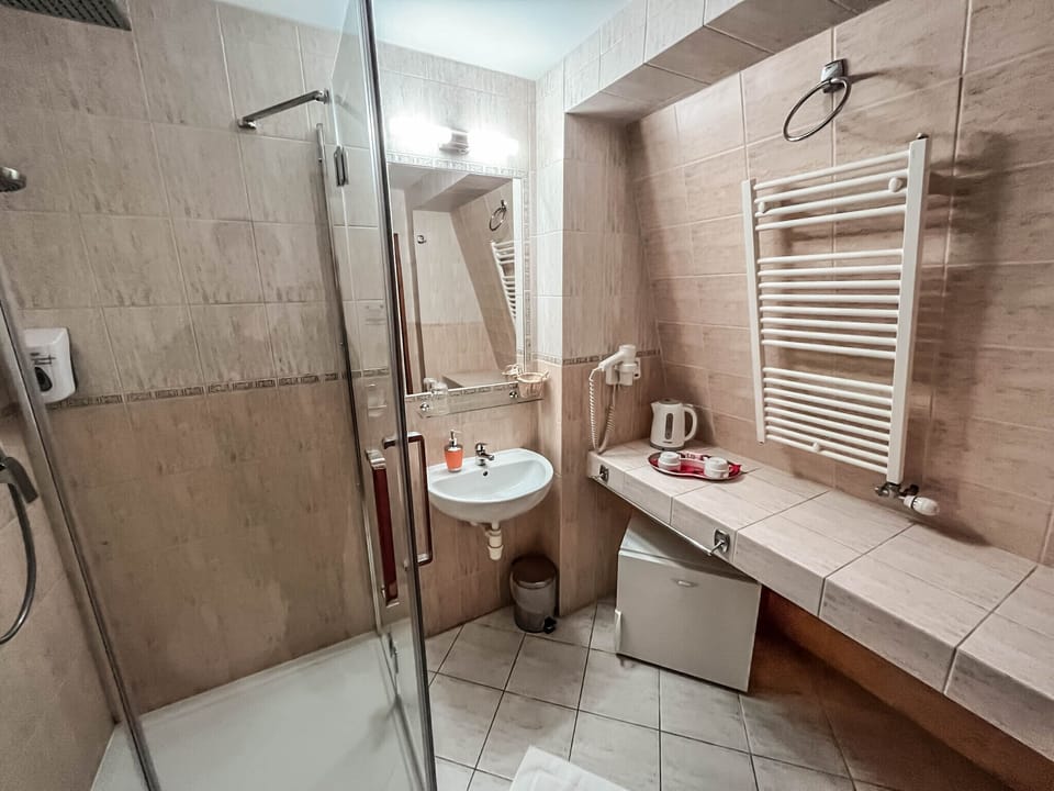 Comfort Double or Twin Room | In-room safe, desk, iron/ironing board, free WiFi