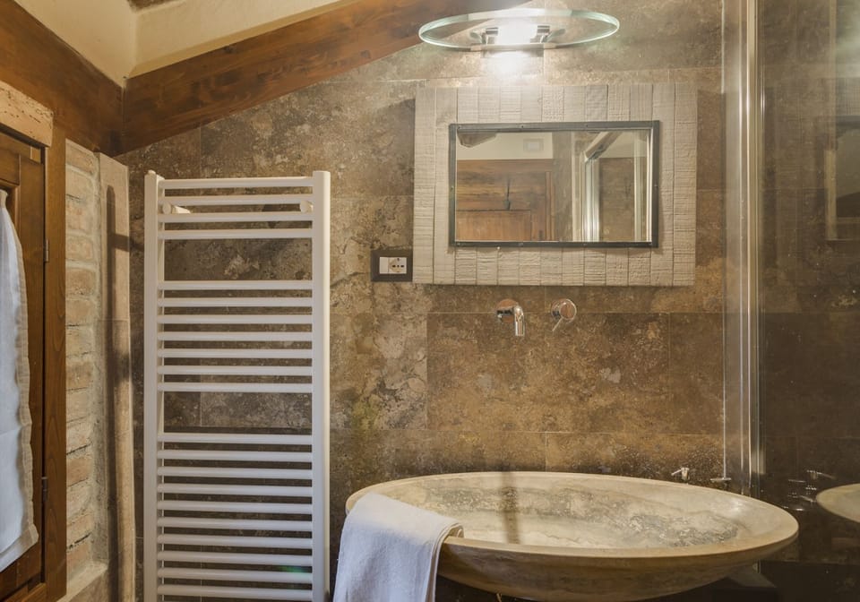 Duplex (Il Fienile) | Bathroom | Shower, free toiletries, hair dryer, bathrobes