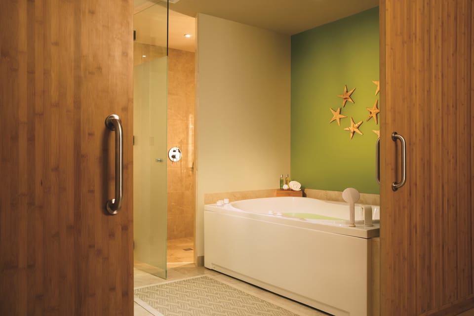 Preferred Club Master Suite Ocean Front (Adults Only 18+) | Bathroom | Combined shower/tub, jetted tub, hydromassage showerhead