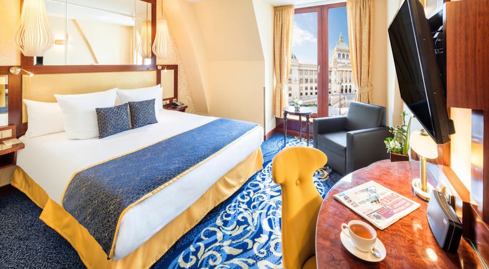 Hypo-allergenic bedding, minibar, in-room safe, desk