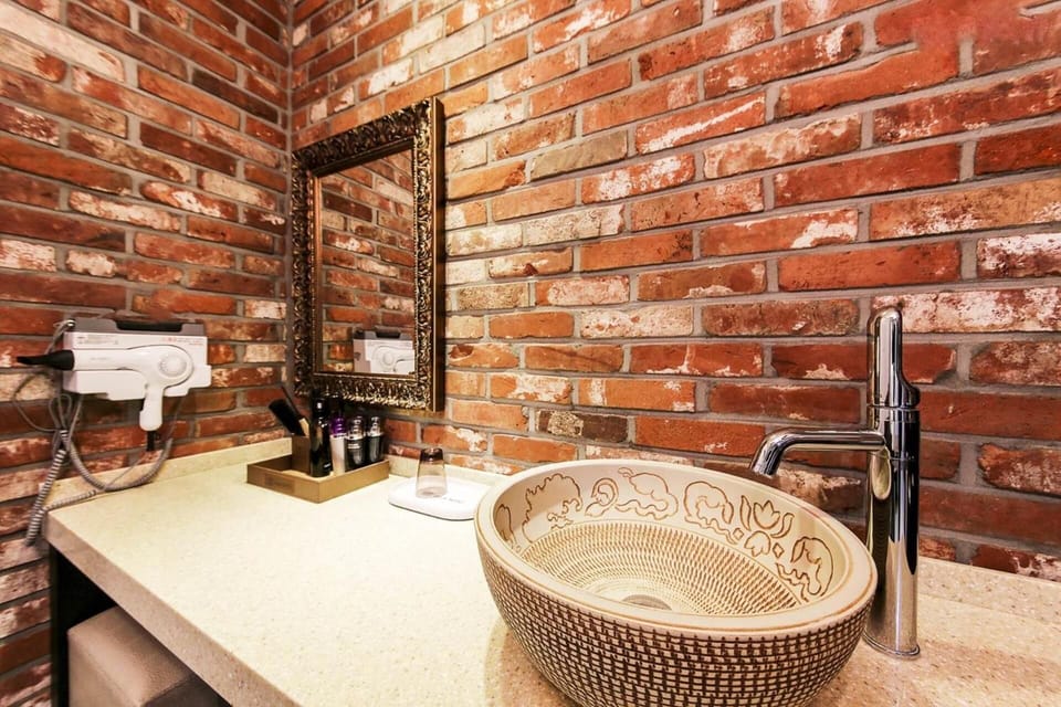 Luxury Deluxe Double | Bathroom | Separate tub and shower, free toiletries, towels