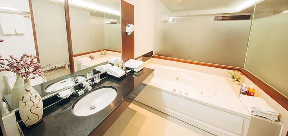 Combined shower/tub, free toiletries, hair dryer, bathrobes
