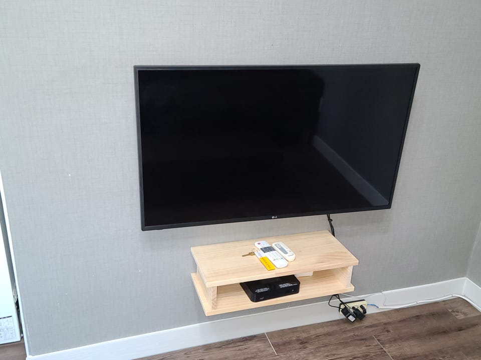 No. 2 | Living area | Flat-screen TV