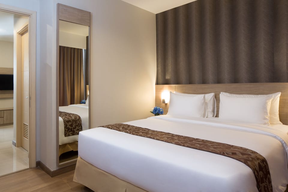 Junior Suite, 1 King Bed | Premium bedding, in-room safe, desk, free WiFi