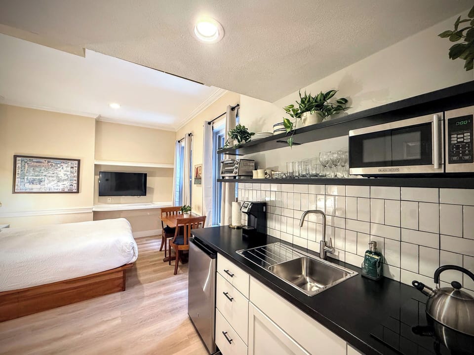 Economy Studio, 1 Queen Bed, Kitchen | Iron/ironing board, free WiFi, bed sheets, alarm clocks
