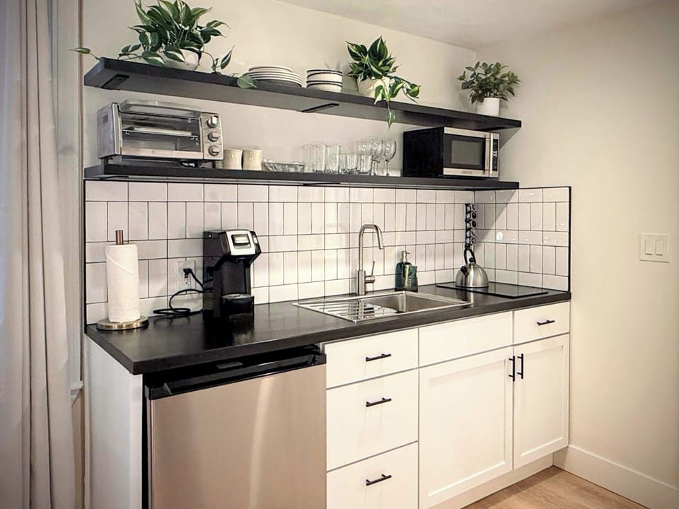 Economy Studio, 1 Queen Bed, Kitchen | Private kitchen | Fridge, microwave, stovetop, coffee/tea maker