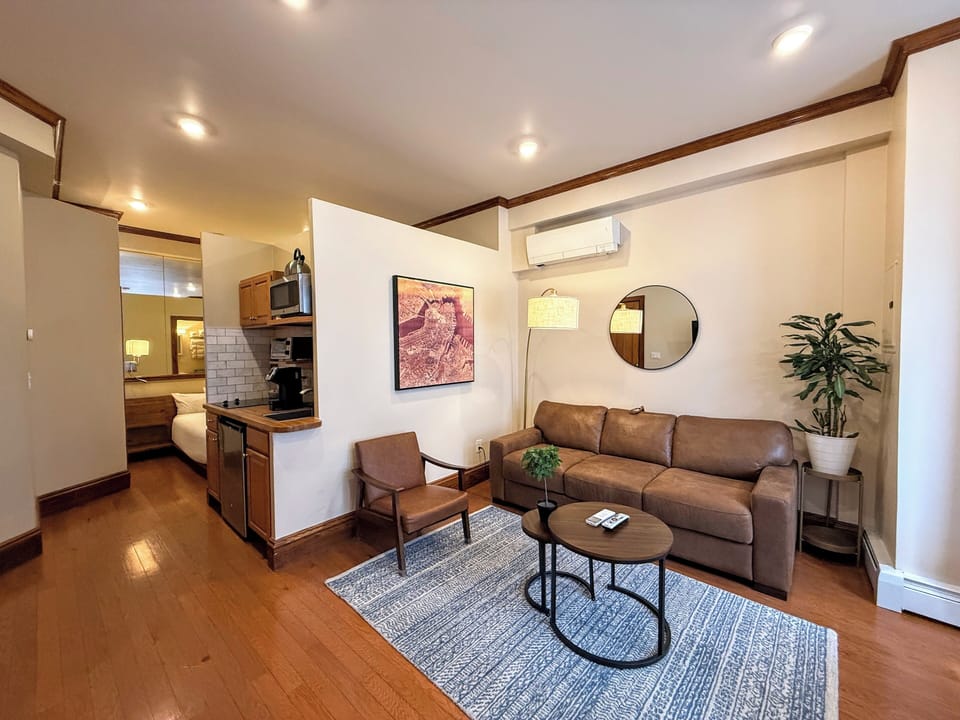 Premium Studio, 1 Queen Bed with Sofa bed, Kitchen | Iron/ironing board, free WiFi, bed sheets, alarm clocks