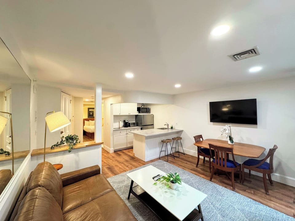 Studio Suite, 1 Queen Bed with Sofa bed, Kitchen | Iron/ironing board, free WiFi, bed sheets, alarm clocks