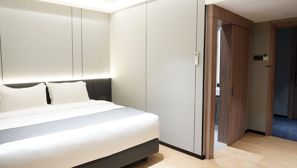 Deluxe Double Room | Desk, laptop workspace, free WiFi, bed sheets
