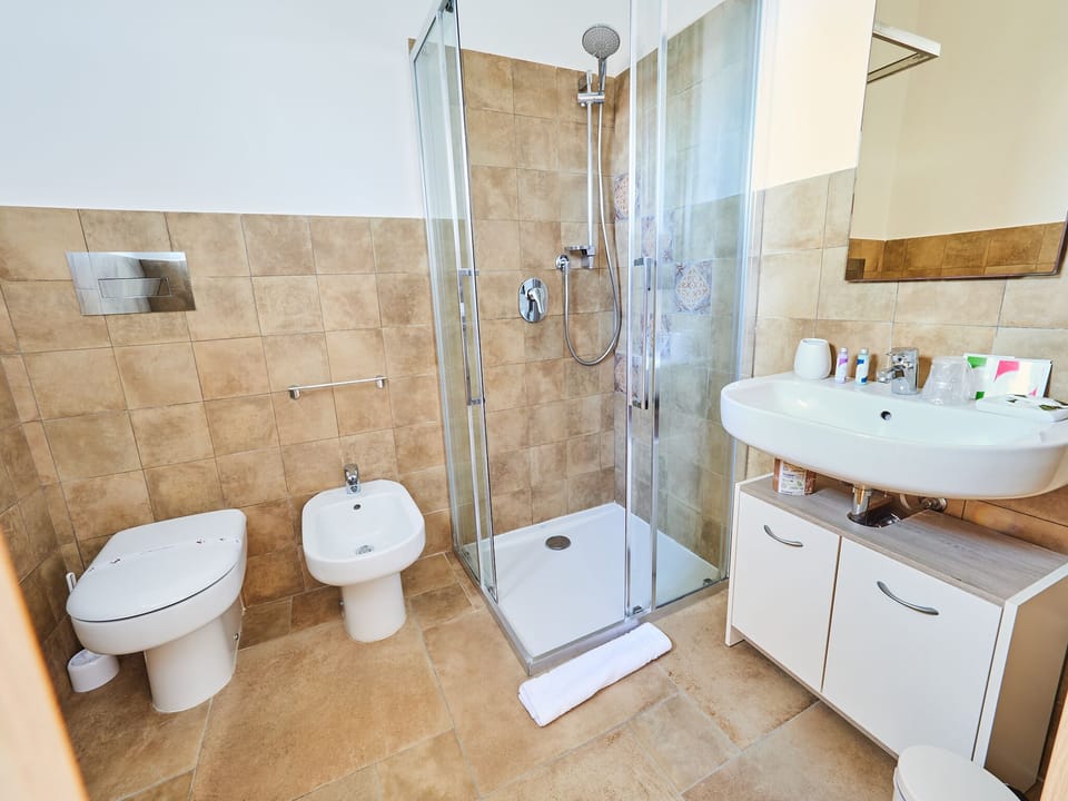 Superior Double Room, Sea View | Bathroom | Shower, free toiletries, hair dryer, bathrobes