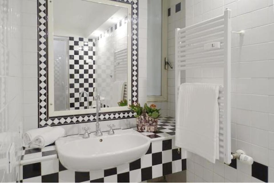 Shower, rainfall showerhead, free toiletries, hair dryer