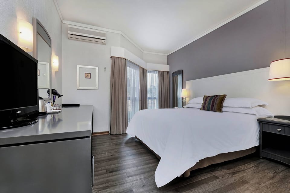 Executive Room, 1 Queen Bed | Hypo-allergenic bedding available, in-room safe, desk, laptop workspace