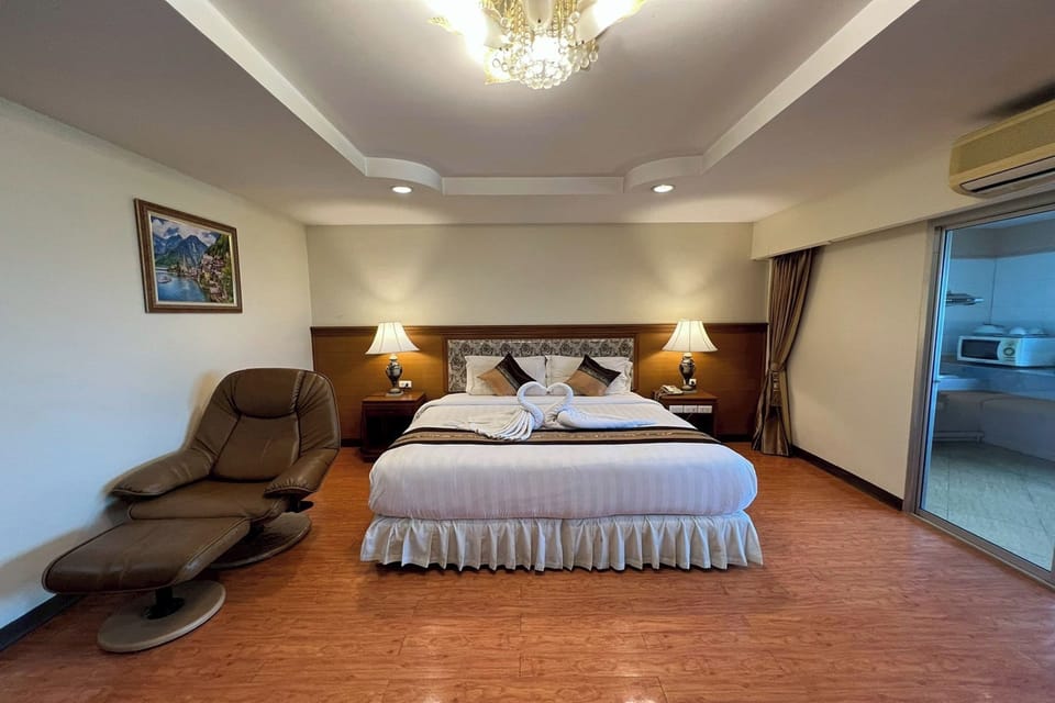 Deluxe Double Room | Desk, blackout drapes, travel crib, WiFi (free)
