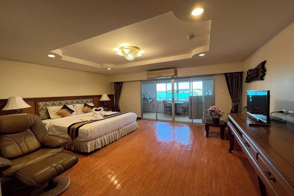 Deluxe Double Room | Desk, blackout drapes, travel crib, WiFi (free)