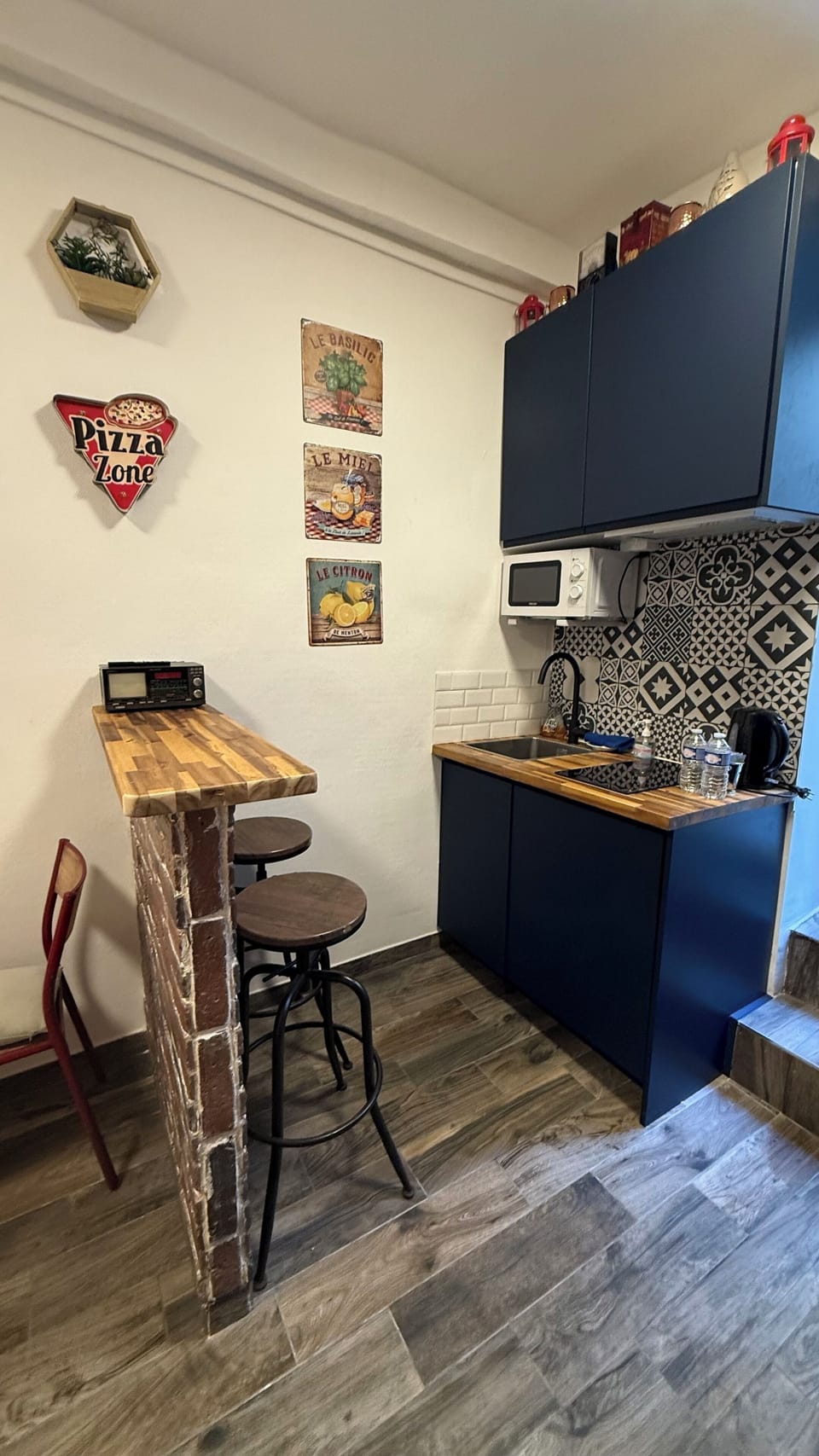 City Studio | Private kitchen | Mini-fridge, microwave, oven, stovetop