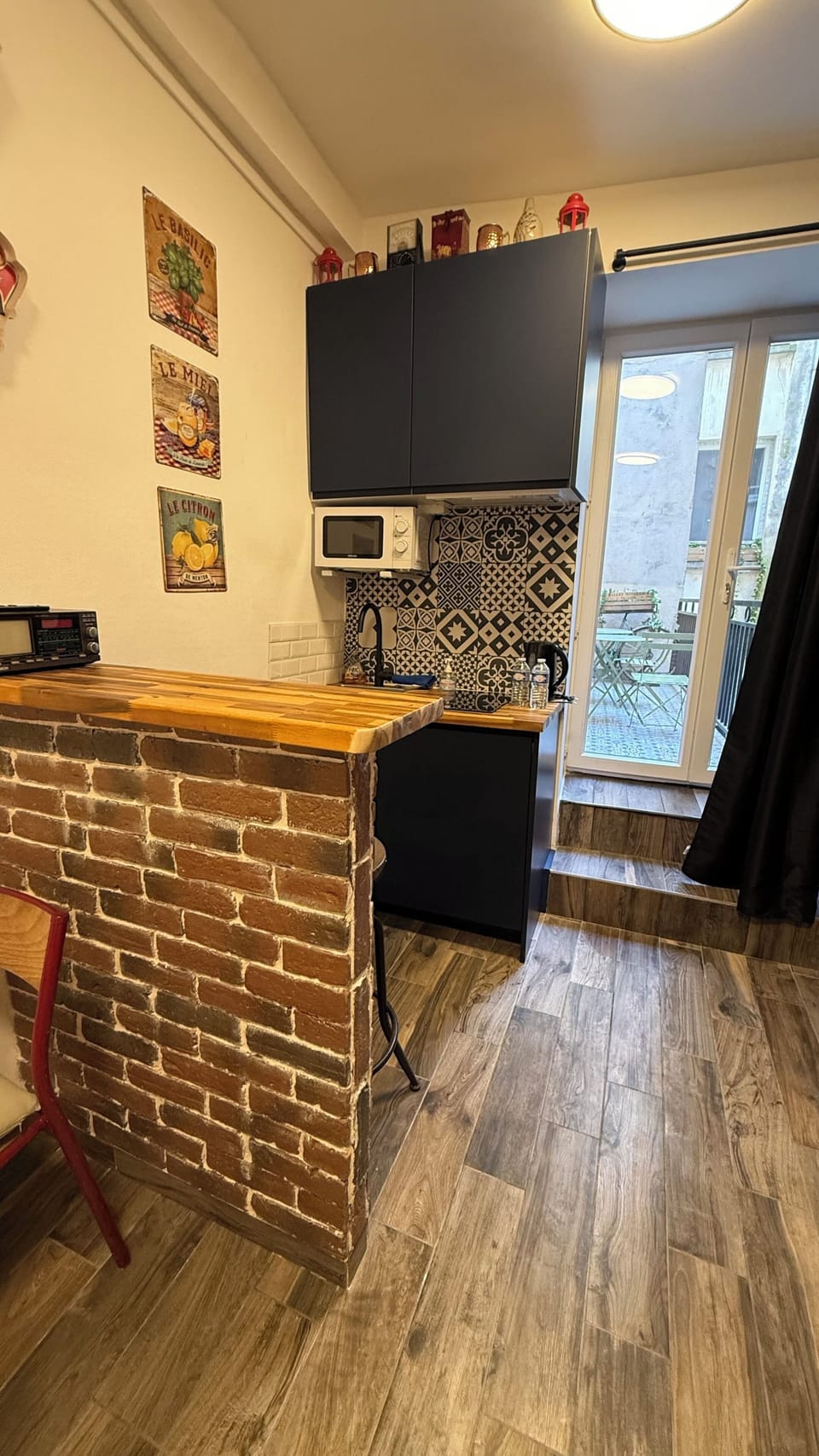 City Studio | Private kitchen | Mini-fridge, microwave, oven, stovetop
