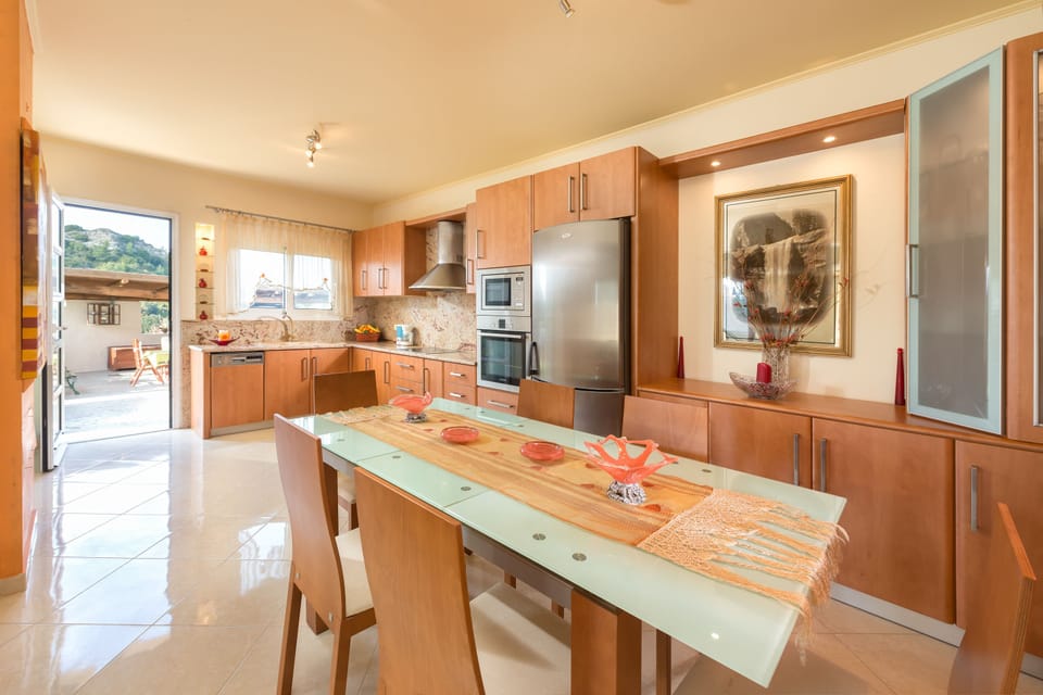 Villa | Private kitchen | Full-size fridge, microwave, oven, stovetop