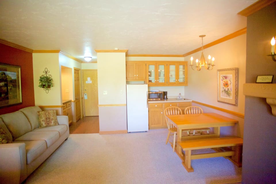 Room, 1 King Bed with Sofa bed | Living area | 32-inch TV with cable channels, fireplace