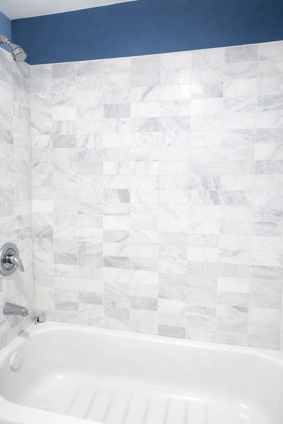 Combined shower/tub, free toiletries, hair dryer, towels