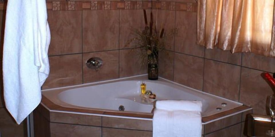 Honeymoon Suite | Deep soaking bathtub