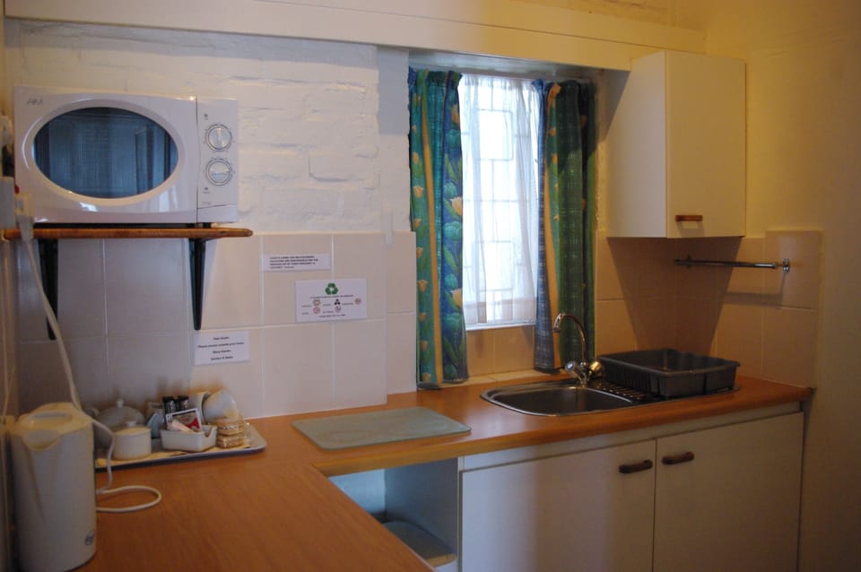 Comfort Double Room | Private kitchen | Fridge, microwave, electric kettle, toaster