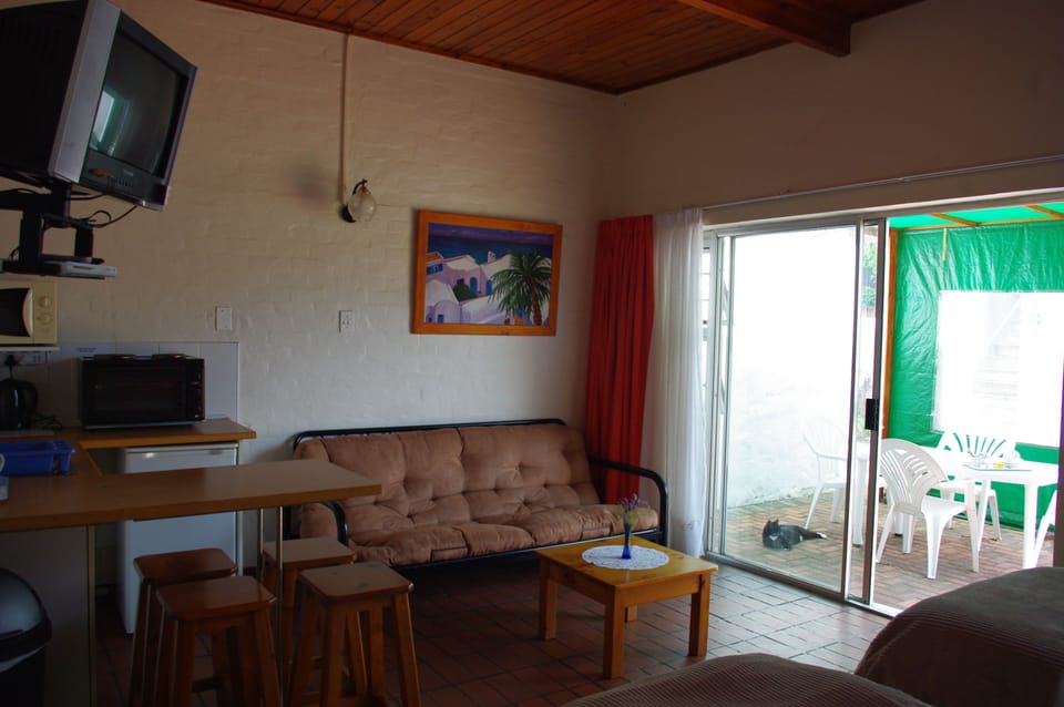 Family Suite, 2 Bedrooms, Kitchenette, Ground Floor | Private kitchen | Fridge, microwave, electric kettle, toaster