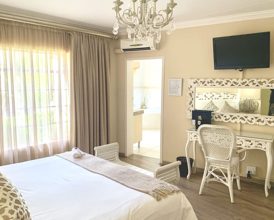 Deluxe Double or Twin Room, 1 Bedroom | In-room safe, desk, laptop workspace, WiFi (free)