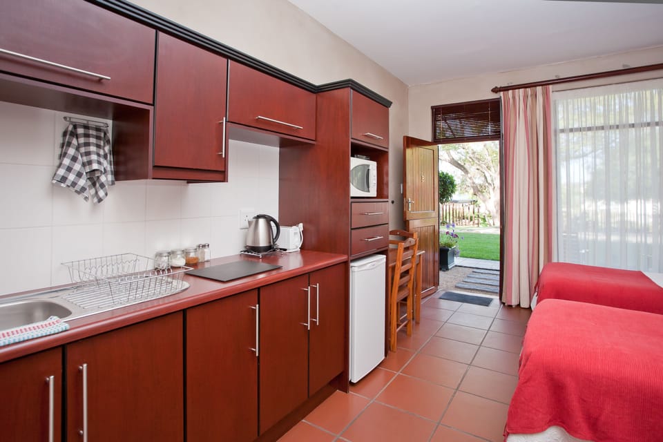 Twin Self-Catering | Private kitchen | Fridge, microwave, electric kettle