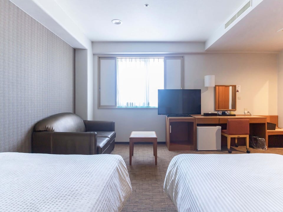 Deluxe Twin Room, Non Smoking | Desk, laptop workspace, WiFi (free), bed sheets