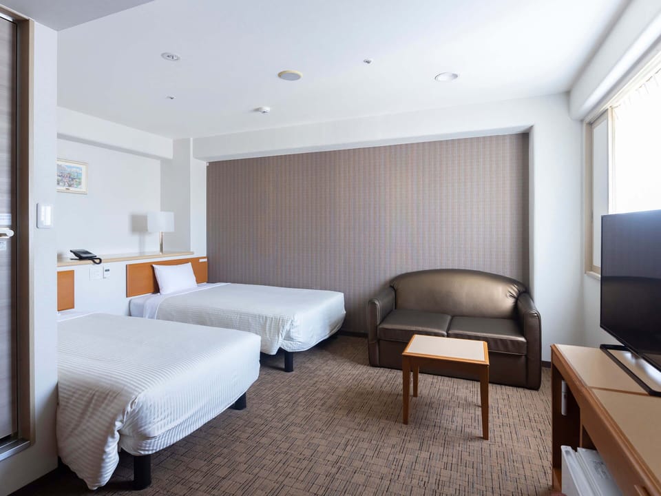 Deluxe Twin Room, Non Smoking | Desk, laptop workspace, WiFi (free), bed sheets