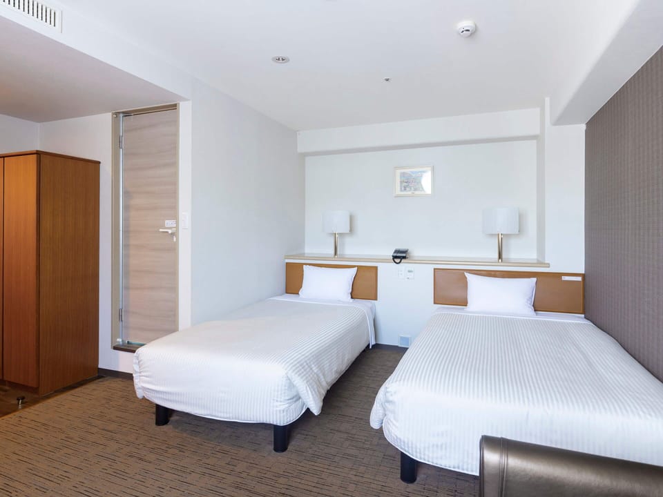 Deluxe Twin Room, Non Smoking | Desk, laptop workspace, WiFi (free), bed sheets