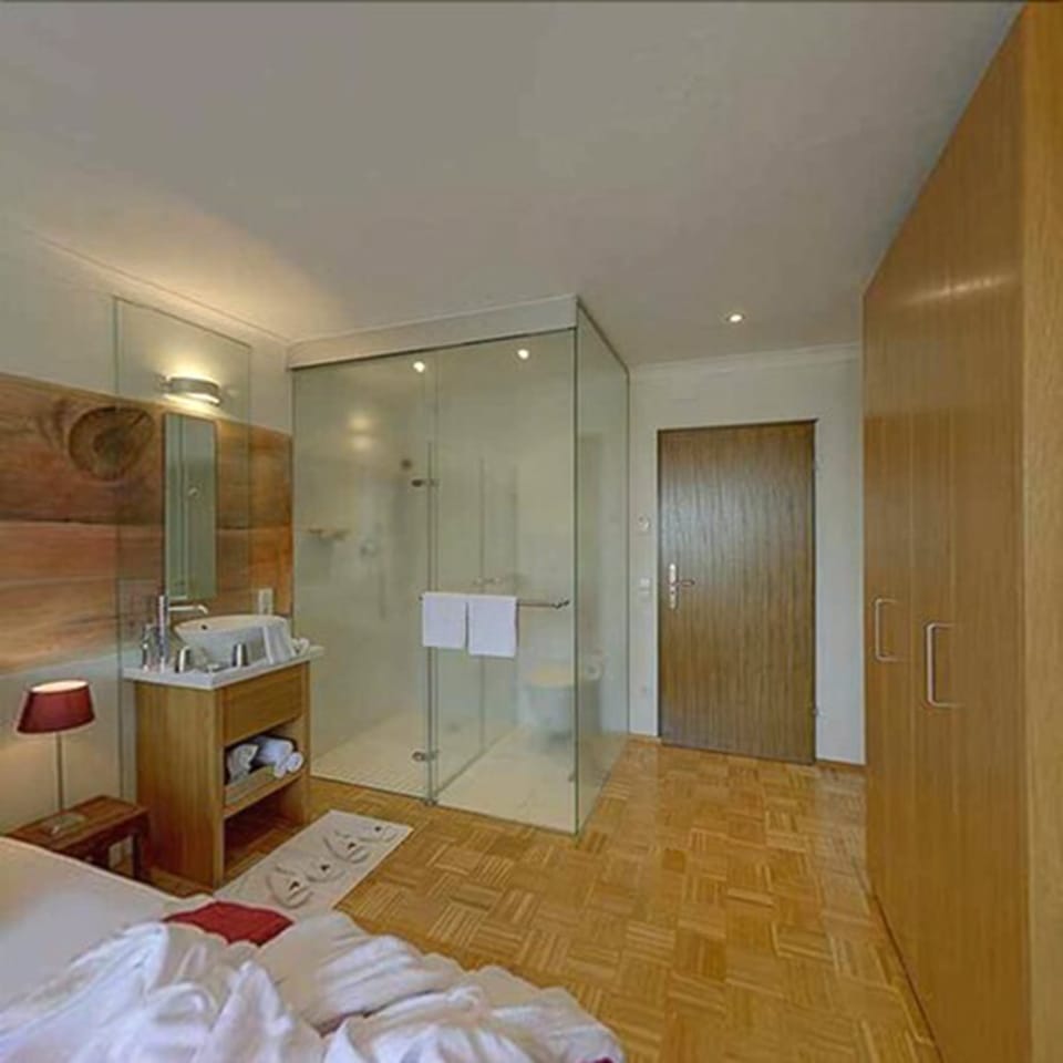 Double Room | Bathroom | Shower, hair dryer, towels