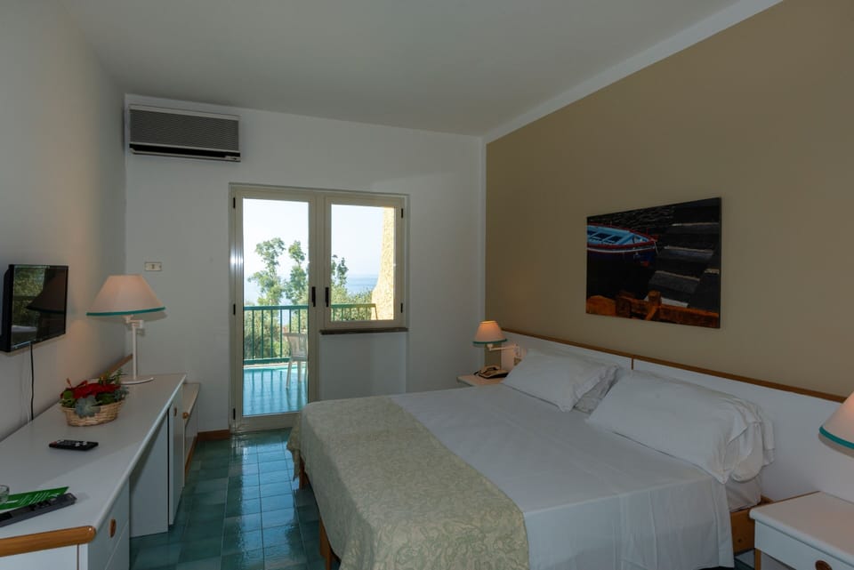 Minibar, desk, cribs/infant beds, bed sheets