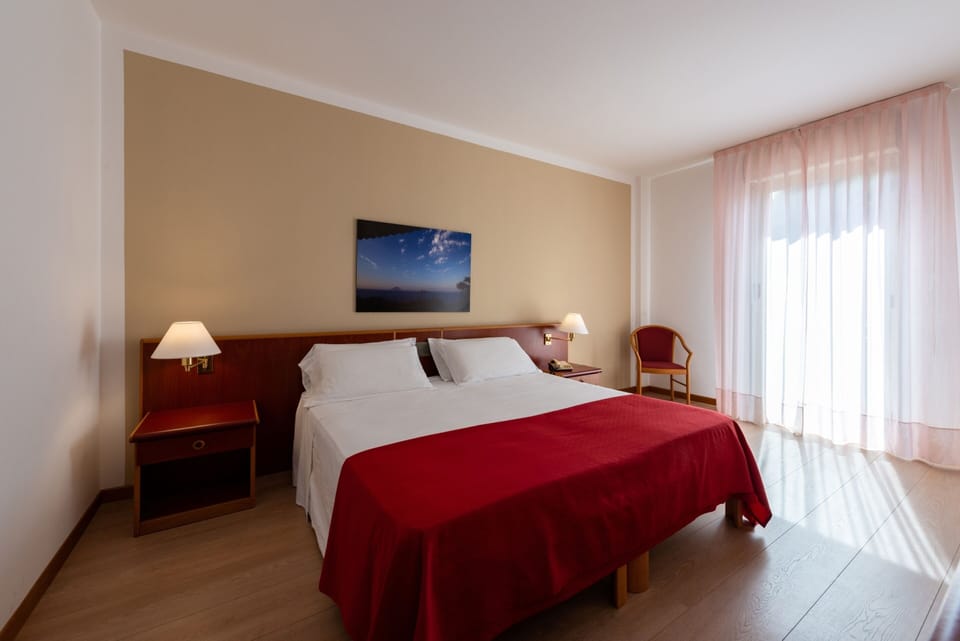 Minibar, desk, cribs/infant beds, bed sheets