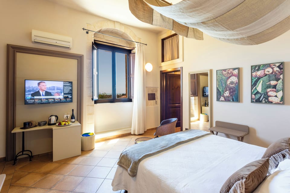 Superior Double Room, 1 Queen Bed, Ensuite, Sea View | Premium bedding, minibar, in-room safe, desk