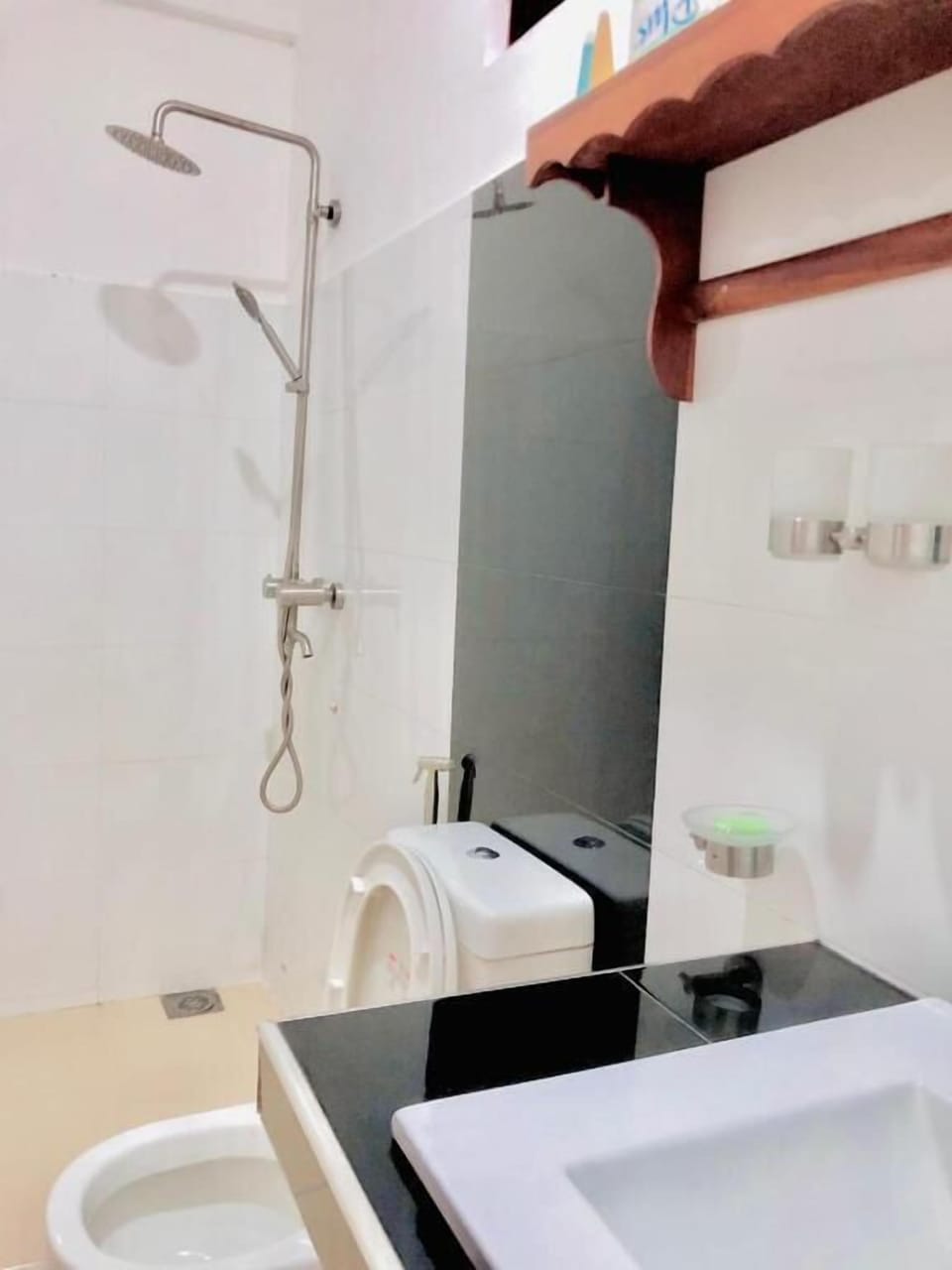 Deluxe Triple Room | Bathroom | Shower, rainfall showerhead, free toiletries, hair dryer