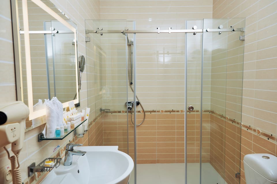Combined shower/tub, hair dryer, slippers, towels