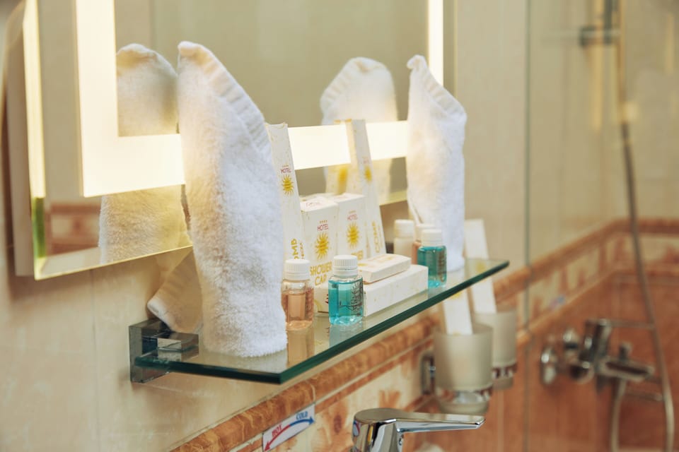 Executive Suite | Bathroom | Combined shower/tub, hair dryer, slippers, towels