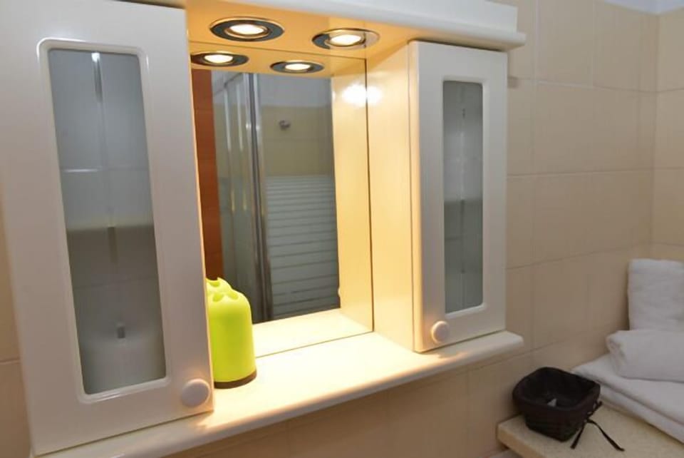 Luxury Apartment (for 6) | Bathroom | Free toiletries, hair dryer