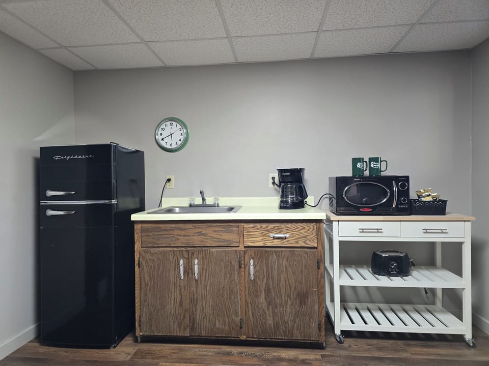 Lakeside Double Room | Private kitchen | Coffee/tea maker, paper towels