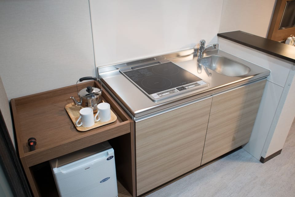 Single Room, 1 Bedroom, Non Smoking | Private kitchenette | Fridge, microwave, electric kettle