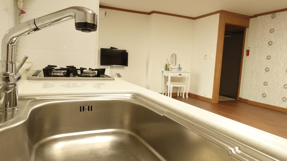 Deluxe Double Room (Ondol) | Private kitchen | Fridge, electric kettle